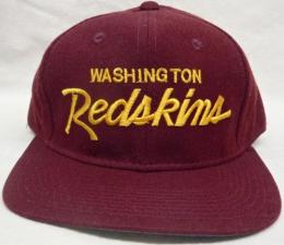 ワシントン・レッドスキンズ グッズ スポーツスペシャリティーズ スクリプト ヴィンテージ スナップバック キャップ (バーガンディー) / Washington Redskins