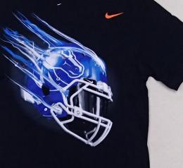 ボイジーステイト・ブロンコス グッズ ナイキ ヘルメット Tシャツ (黒)/ Boise State Broncos