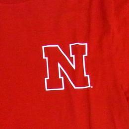 ネブラスカ・コーンハスカーズ グッズ アディダス '13 キャンパス アイコン Tシャツ (赤)/ Nebraska Cornhuskers
