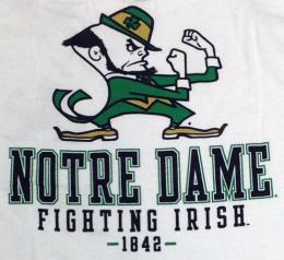 ノートルダム ファイティング アイリッシュ チャンピオン チームスタック 両面Tシャツ (白)/ Notre Dame Fighting Irish