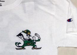 ノートルダム ファイティング アイリッシュ チャンピオン チームスタック 両面Tシャツ (白)/ Notre Dame Fighting Irish