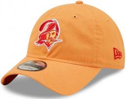 タンパベイ バッカニアーズ グッズ ニューエラ スローバックロゴ 9TWENTYスラウチ キャップ (オレンジ)/ Tampa Bay Buccaneers