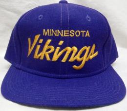 ミネソタ・バイキングス グッズ スポーツスペシャリティーズ スクリプト ヴィンテージ スナップバック キャップ (紫) / Minnesota Vikings
