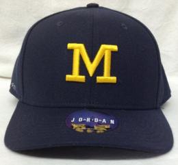 ミシガン ウルヴァリンズ ジョーダン ブランド サイドライン ヘッドコーチズ ドライフィット フレックス CAP(紺) ※DRI-FIT版 / Michigan Wolverines