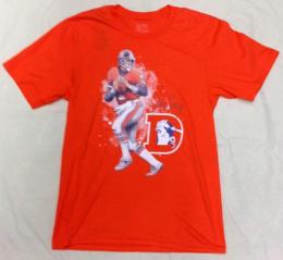 ジョン・エルウェイ  デンバー ブロンコス ファナティックス レジェンド イラストレーション Tシャツ (オレンジ)/ John Elway Denver Broncos