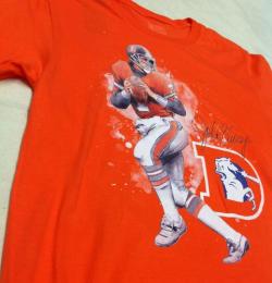 ジョン・エルウェイ  デンバー ブロンコス ファナティックス レジェンド イラストレーション Tシャツ (オレンジ)/ John Elway Denver Broncos