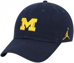 ミシガン ウルヴァリンズ グッズ JORDAN BRAND サイドライン ベーシックロゴ スラウチ CAP (ドライフィット版)(紺) / Michigan Wolverines