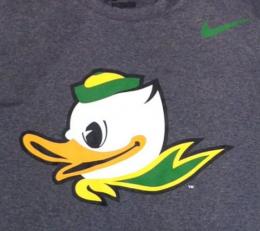 オレゴン ダックス ナイキ サイドライン BL Tシャツ (ドライフィット版) (チャコールグレー)※マーシーロゴ版/ Oregon Ducks