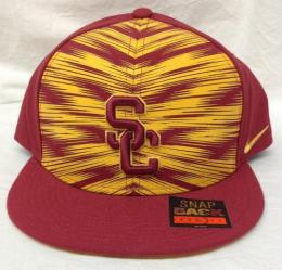 USC トロージャンズ ナイキ '14 サイドライン プレーヤー ゲームデー スナップバック CAP(カーディナル/イエロー)/ USC Trojans