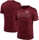 タンパベイ バッカニアーズ ナイキ '23 アーチ ベロシティ Tシャツ (ドライフィット版) (赤) / Tampa Bay Buccaneers