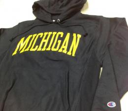 ミシガン ウルヴァリンズ チャンピオン アーチ リバースウィーブ プルオーバーパーカー (紺) (スウェット地)/ Michigan Wolverines