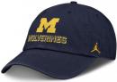ミシガン ウルヴァリンズ ジョーダンブランド '25 サイドライン スラウチ CAP(紺)/ Michigan Wolverines