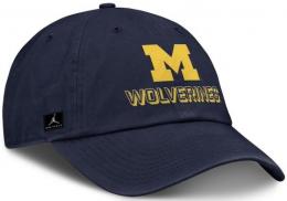 ミシガン ウルヴァリンズ ジョーダンブランド '25 サイドライン スラウチ CAP(紺)/ Michigan Wolverines