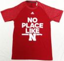 ネブラスカ コーンハスカーズ グッズ アディダス '18 サイドライン Say It Loud ラグラン Tシャツ (CLIMALITE版) / Nebraska Cornhuskers