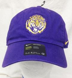 ルイジアナステイト タイガース ナイキ サイドライン ベーシックロゴ スラウチ CAP (ドライフィット版)ヘルメットロゴ版(紫)/ Louisiana State Tigers