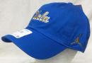 UCLA ブルーインズ グッズ JORDAN BRAND サイドライン ベーシックロゴ スラウチ CAP (ドライフィット版)(ライトブルー) / UCLA Bruins